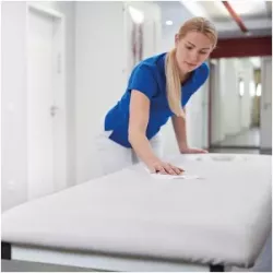 Salviette detergenti e disinfettanti per superfici senza alcol